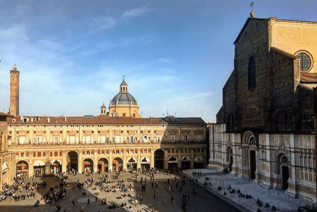 Acquisto antiquariato a Bologna - Piazza Maggiore